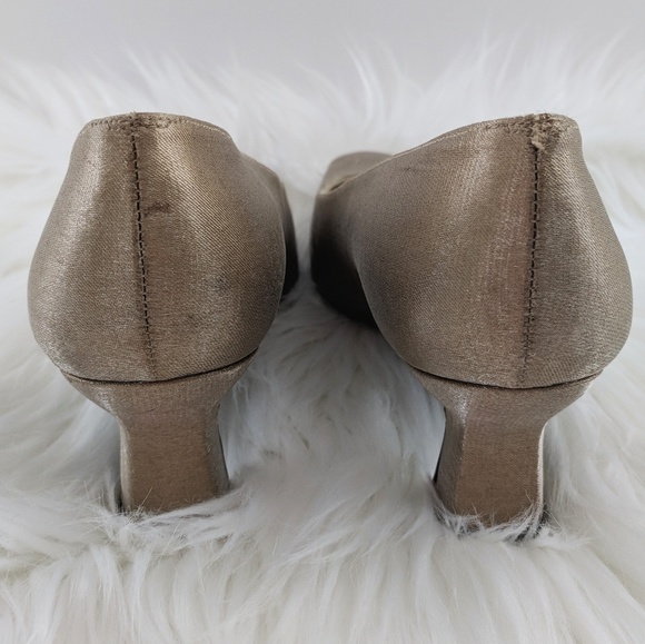 VTG Stuart Weitzman | Leah Gold Fabric Upper Pump - Picture 4 of 8